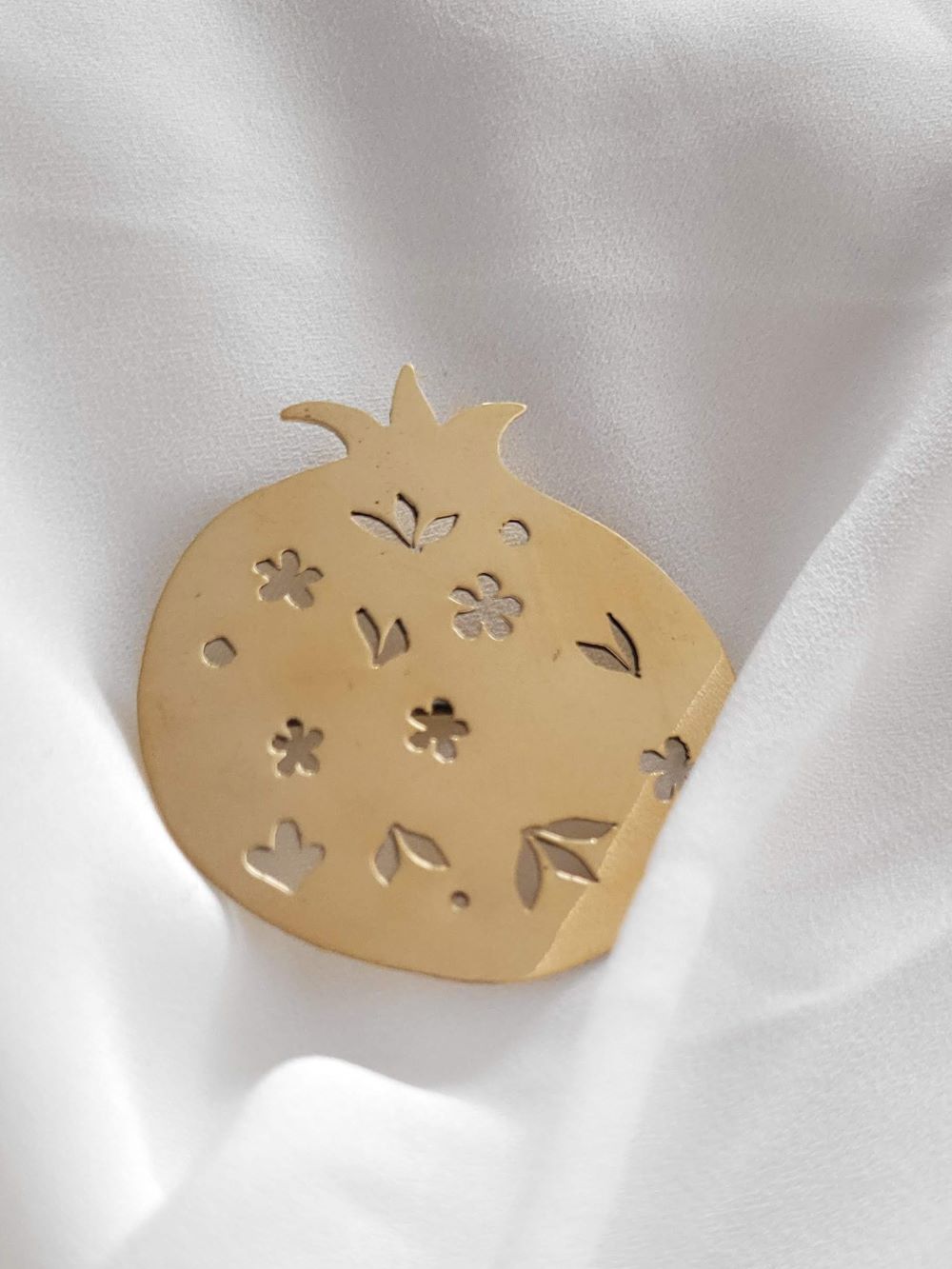 Broche fabriquée à la main